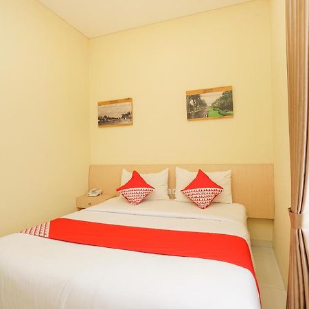 Oyo 272 M Suite Residence Malang Bagian luar foto