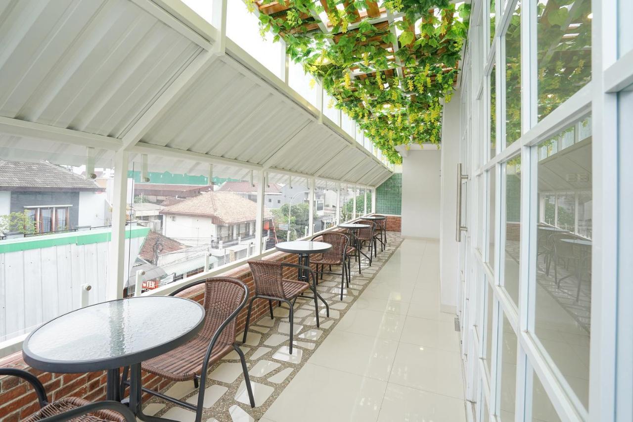 Oyo 272 M Suite Residence Malang Bagian luar foto
