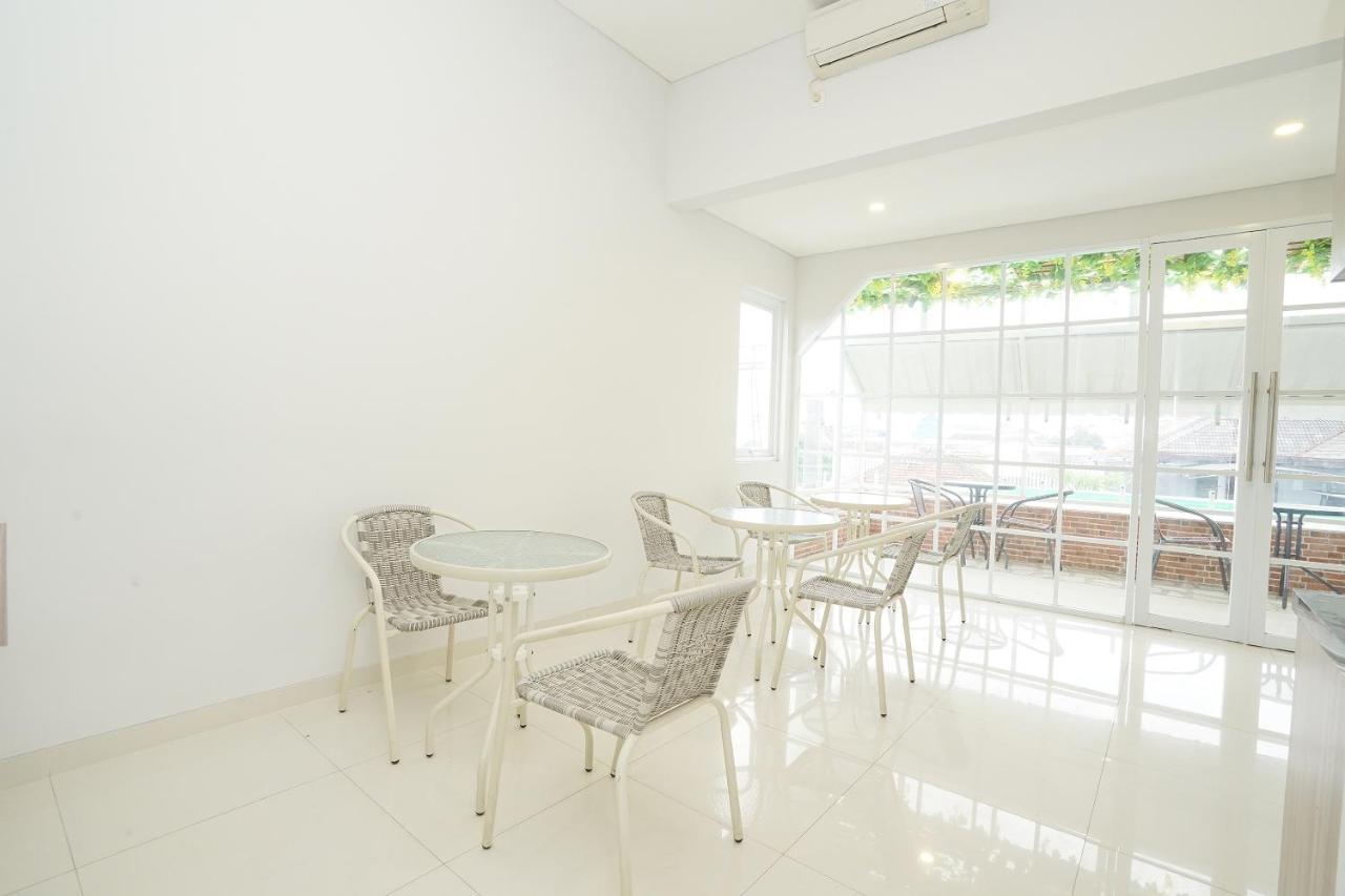 Oyo 272 M Suite Residence Malang Bagian luar foto