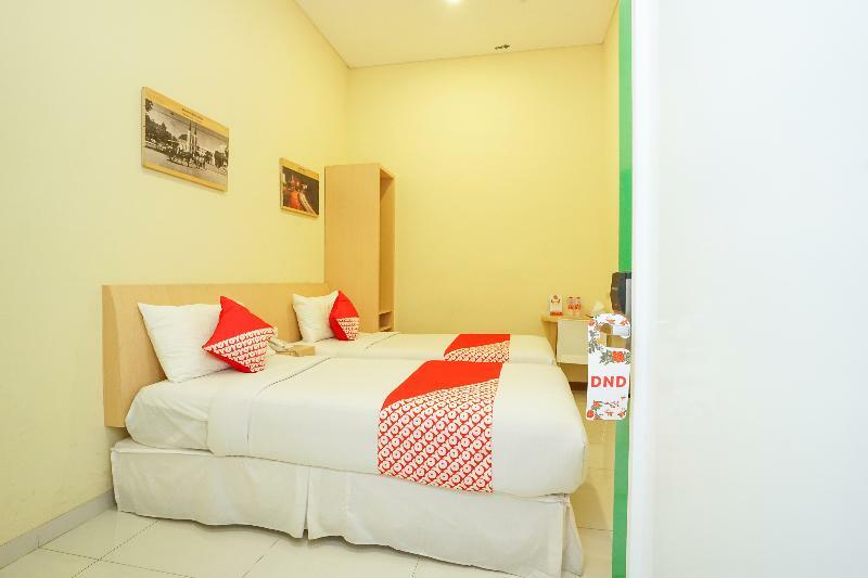 Oyo 272 M Suite Residence Malang Bagian luar foto